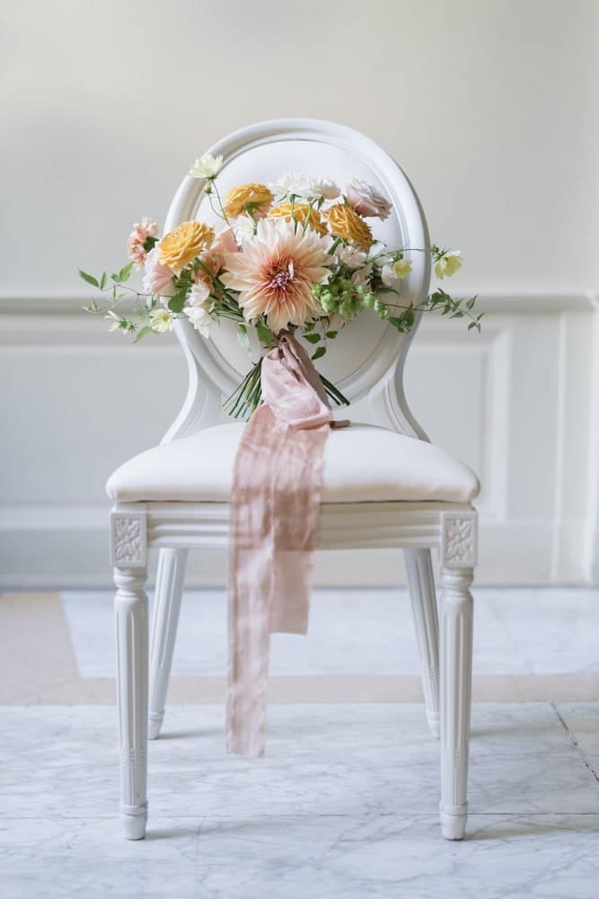 bouquet de fleur sur belle chaise