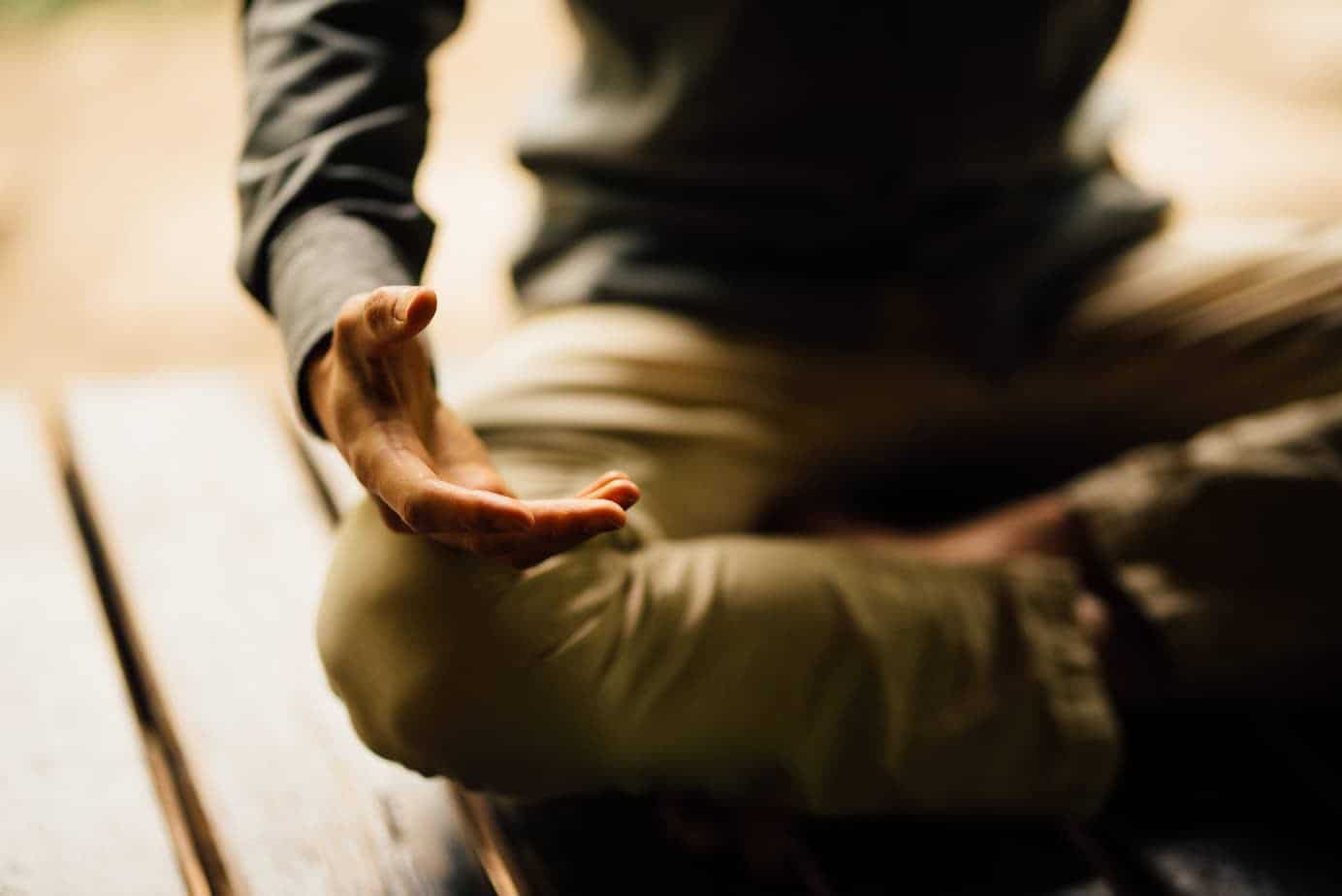 Detail van handpositie in meditatiehouding.