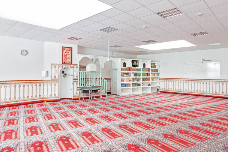 Gebetsraum der Abu Bakr Moschee Dortmund-Nordstadt gegründet 1976. / Prayer room of the Abu Bakr Mosque Dortmund-Nordstadt founded in 1976.