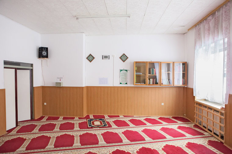 Gebetsraum der Darussalam Moschee Dortmund-Nordstadt gegründet 1978. / Prayer room of the Darussalam Mosque Dortmund-Nordstadt founded in 1978.