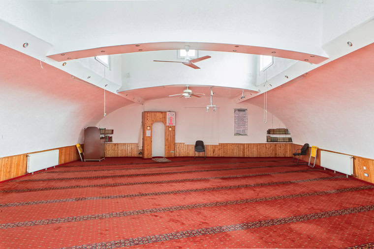 Gebetsraum der Al Fath Moschee Dortmund-Nordstadt gegründet 1999. / Prayer room of the Al Fath Mosque Dortmund-Nordstadt founded in 1999.