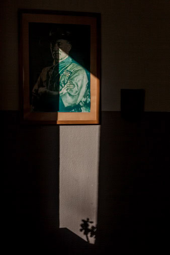 Bild eines Gemäldes von Baden Powell,dem Gründer der Pfadfnder bewegung, Im Halbschatten./ Picture of a painting by Baden Powell, the founder of the scout movement, in the penumbra.
