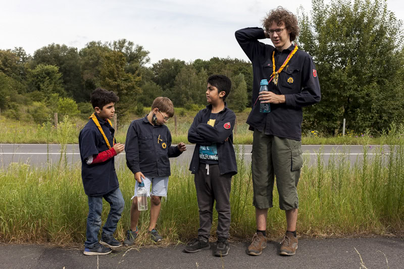 Mirza, Leon, Fayz und Simon (von links) warten während eines Postenlaufs in der Nähe von Castrop-Rauxel auf ihre nächste Aufgabe. /Mirza, Leon, Fayz and Simon (from the left) are waiting for their next task during a guard run near Castrop-Rauxel, Germany. Mirza and Fayz fled from Syria to German. Simon is their group leader.