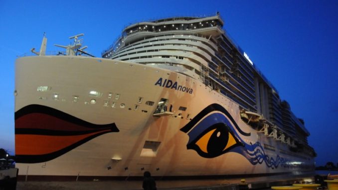 AIDAnova Ausdocken MW Die AIDAnova hat am Dienstagabend das Baudock der Meyer Werft verlassen. Foto: Christoph Assies