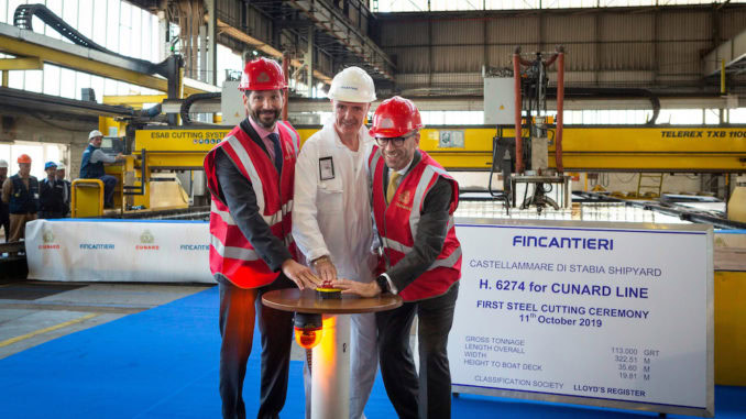 Josh Weinstein, President Carnival UK Ltd, Gilberto Tobaldi, Shipyard Director bei Fincantieri und Simon Palethorpe, President von Cunard, drücken den Startknopf. Foto: Cunard Line Josh Weinstein, President Carnival UK Ltd, Gilberto Tobaldi, Shipyard Director bei Fincantieri und Simon Palethorpe, President von Cunard, drücken den Startknopf. Foto: Cunard Line