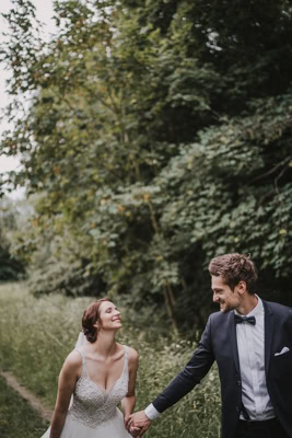 Brautpaar beim brautpaarshooting zur hochzeit