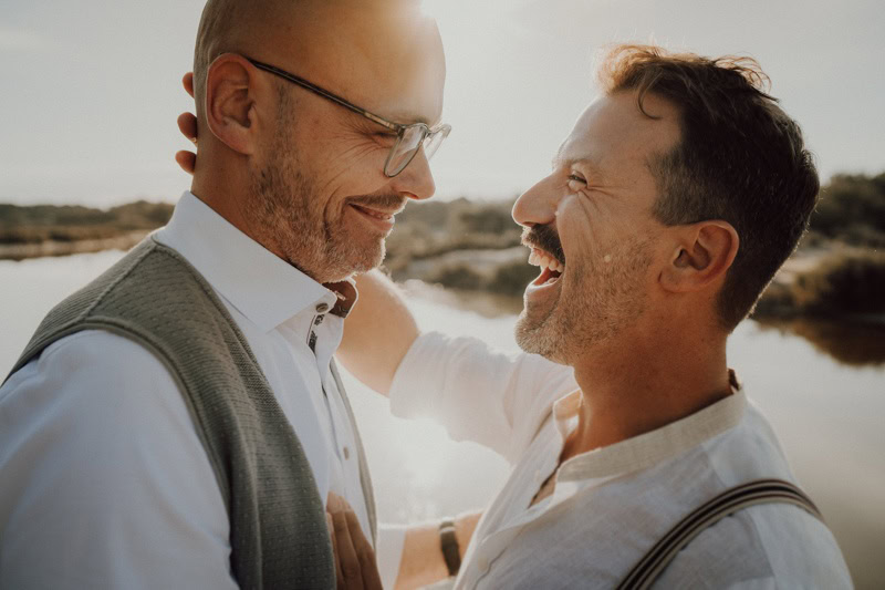 gleichgeschlechtliches Hochzeitspaar am lachen beim paar shooting