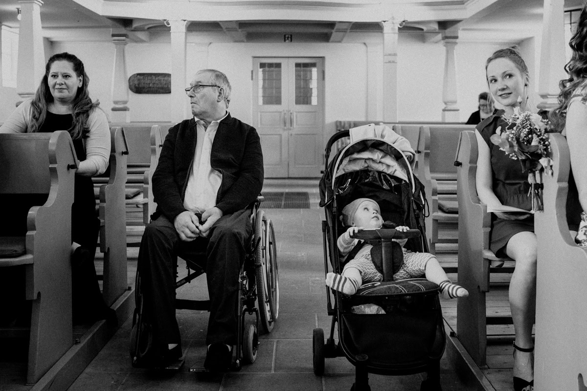 Hochzeitsgäste in einer Kirche während der Trauung Hochzeitsreportage