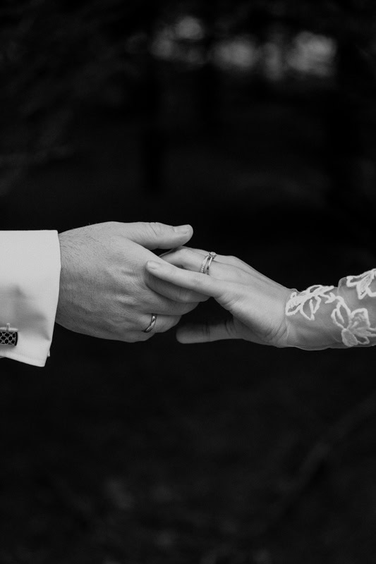 hochzeitsfotograf Detail foto Hände hochzeit ringe