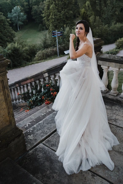 braut schaut zu den Hochzeitsgästen hochzeitsfotograf