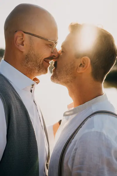 gleichgeschlechtliches Hochzeitspaar am lachen bei der freien trauung