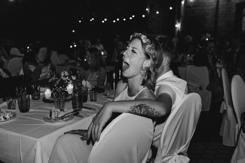 Hochzeitsgast lacht lauf Fotograf hochzeit