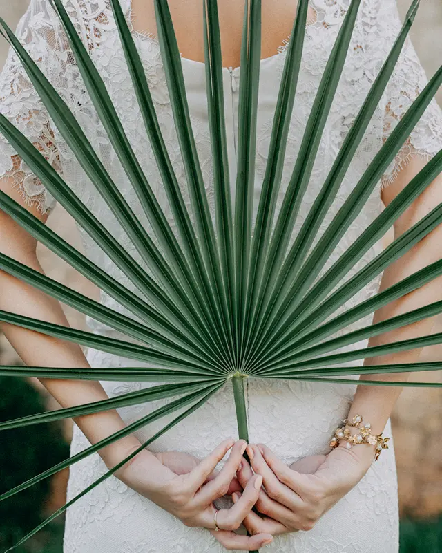 hochzeit Detailbild schmuck braut Palmen Blatt Fotograf
