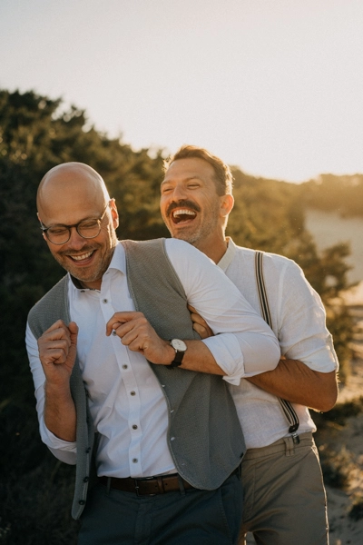 Gleichgeschlechtliches Paar am Strand bei der hochzeit Fotograf