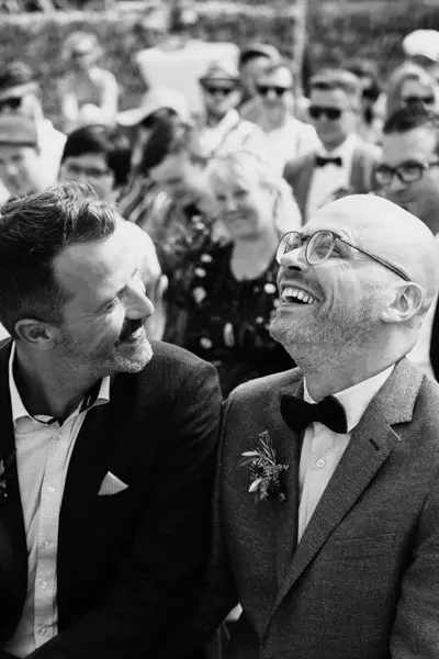 gleichgeschlechtliches Hochzeitspaar am lachen bei der freien trauung