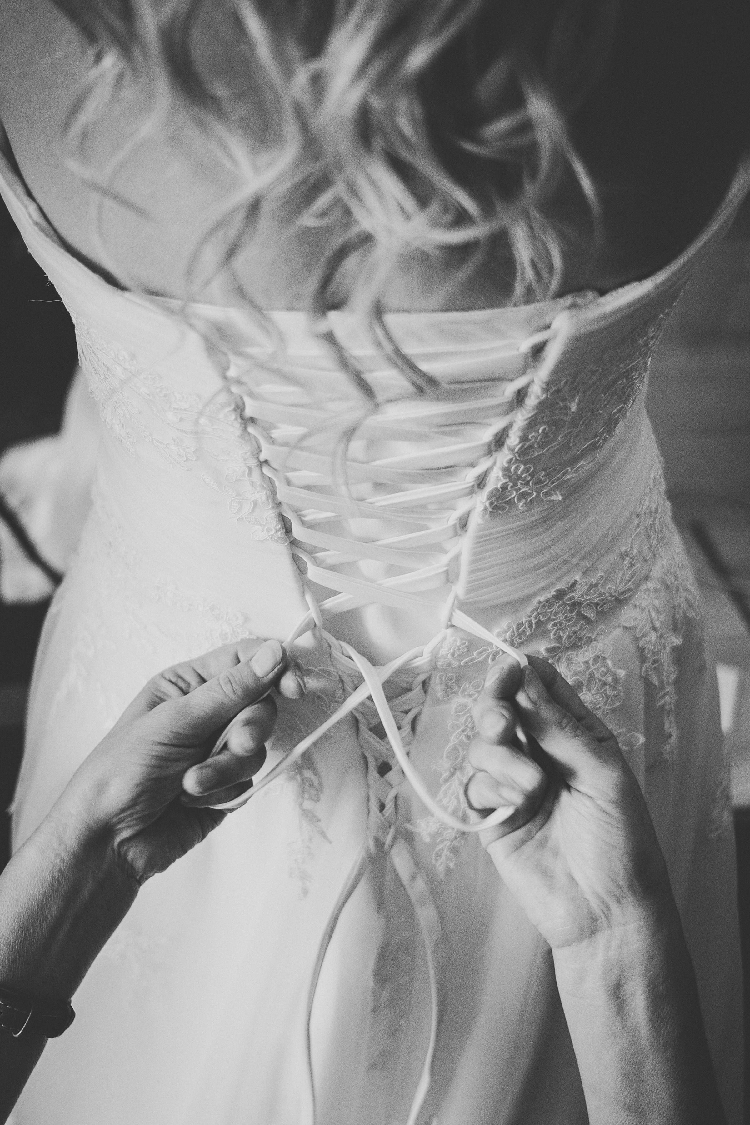 Brautkleid wird hinten zugeschnürt