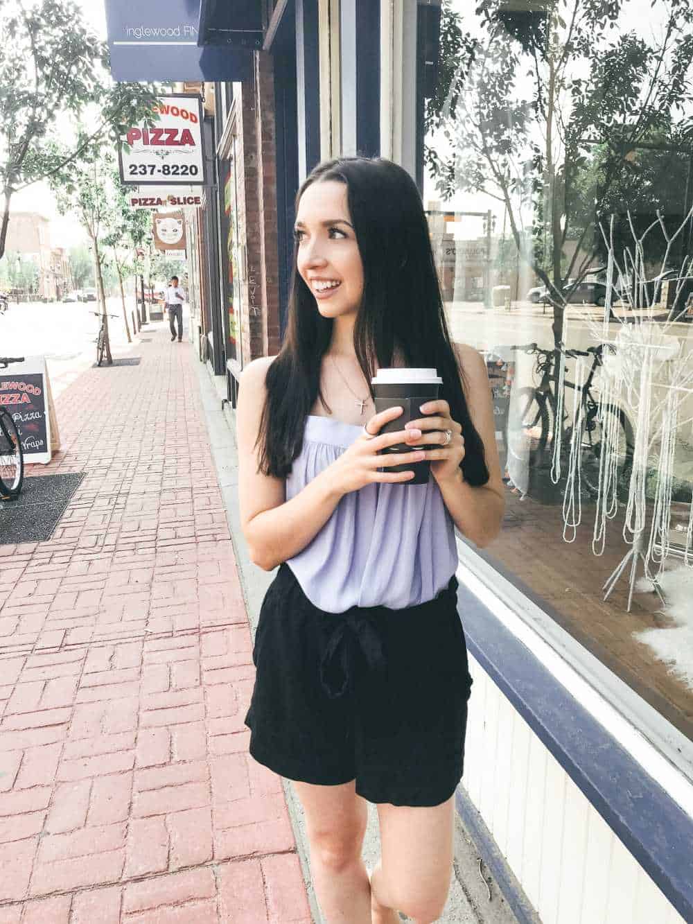 blog-coach Blog coach Dana Nicole drinking a coffee