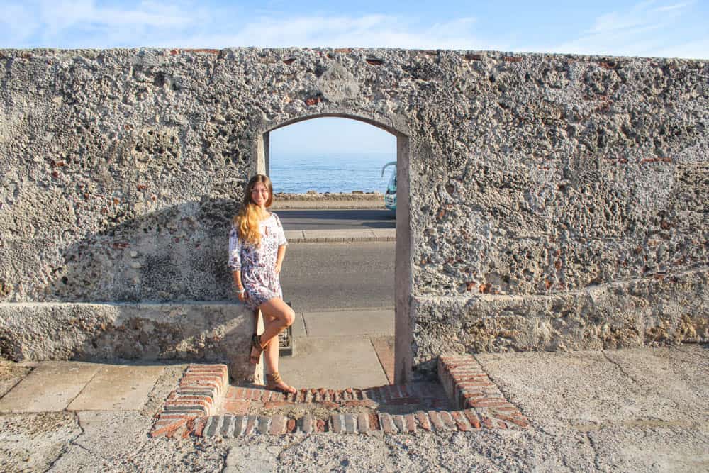 Cartagena – Eine Stadt zum Verlieben 7 Barbara an einem Torbogen am Meer