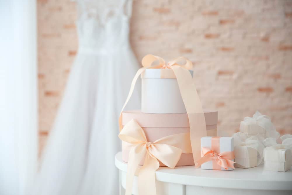 Brautkleidsuche: 6 Dinge auf die ihr achten solltet! 3 Brautkleidsuche Hochzeit Geschenketisch