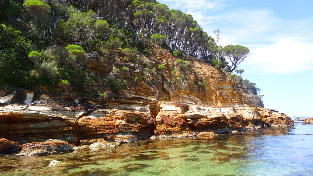 Kleine separate Bucht am Aslings Beach in Eden