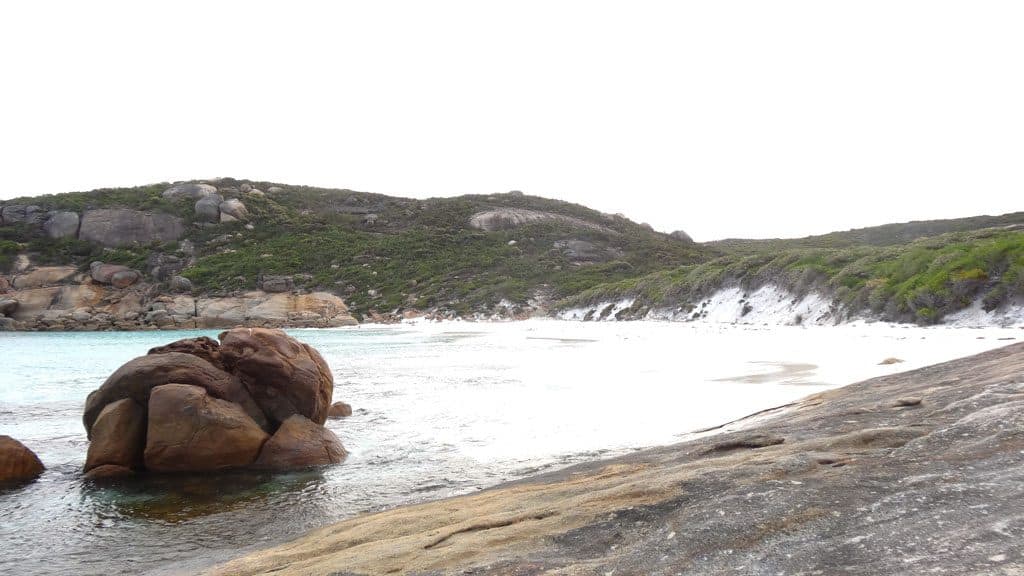 Ausblick vom Felsen auf die Little Hellfire Bay
