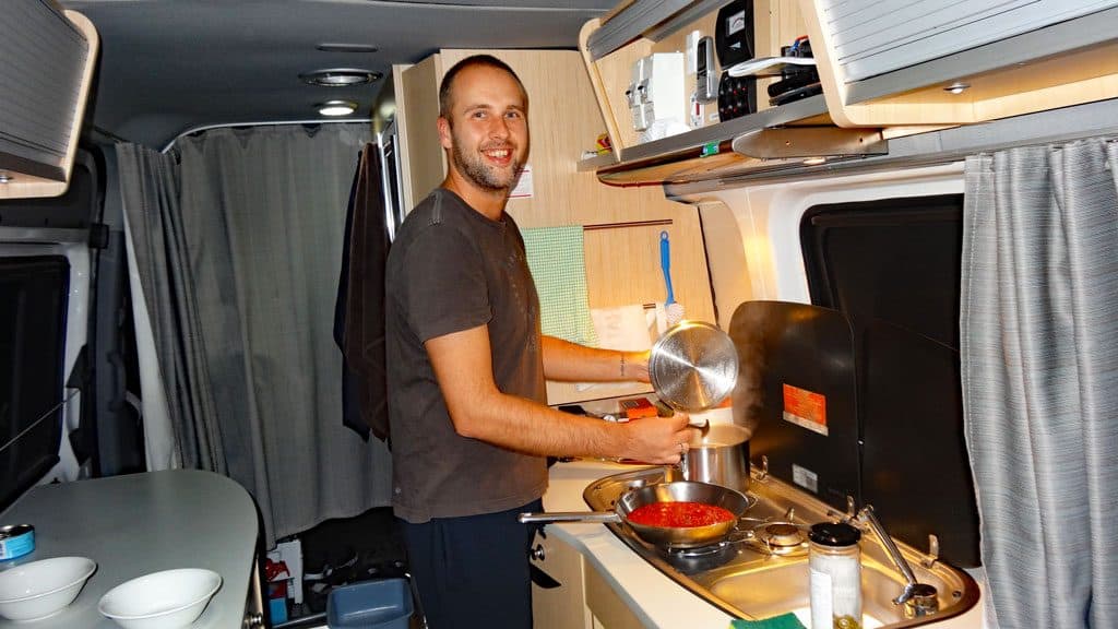 Kochen im Maui Ultima Camper