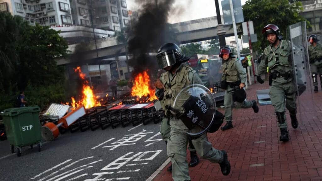 Protestas anti-China continúan incentivando choques en Hong Kong