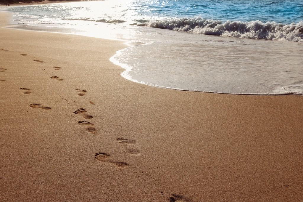 The romantic Hawaiian islands of Oahu and Maui