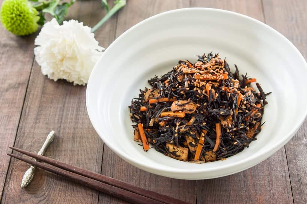 Hijiki no Nimono (Hijiki Salad Recipe) Hijiki no Nimono or Hijiki salad is a Japanese side dish made from seaweed, carrots, fried tofu simmered with soy sauce and sake.