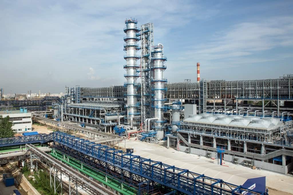 «Газпром нефть» за 9 месяцев увеличила производство автомобильного топлива