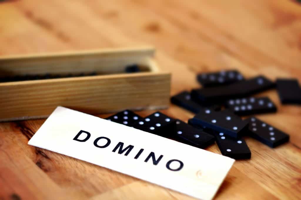 jugar al dominó