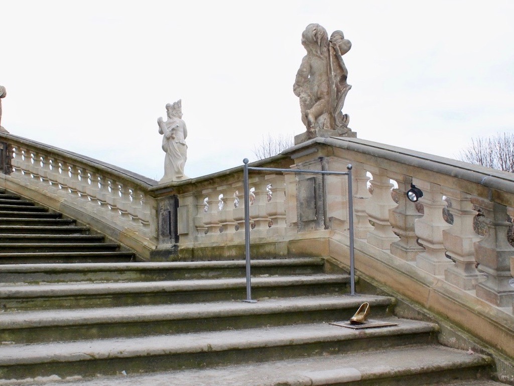 Der berühmte Schuh auf der Treppe