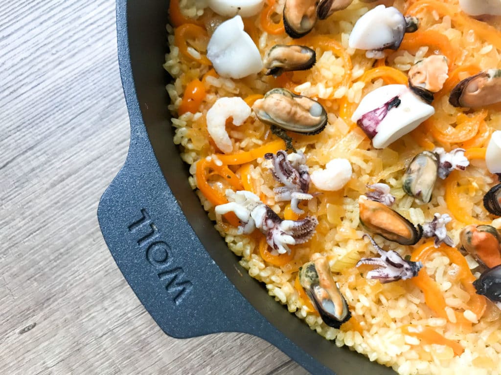 Paella marinera z owocami morza prosto z Hiszpanii
