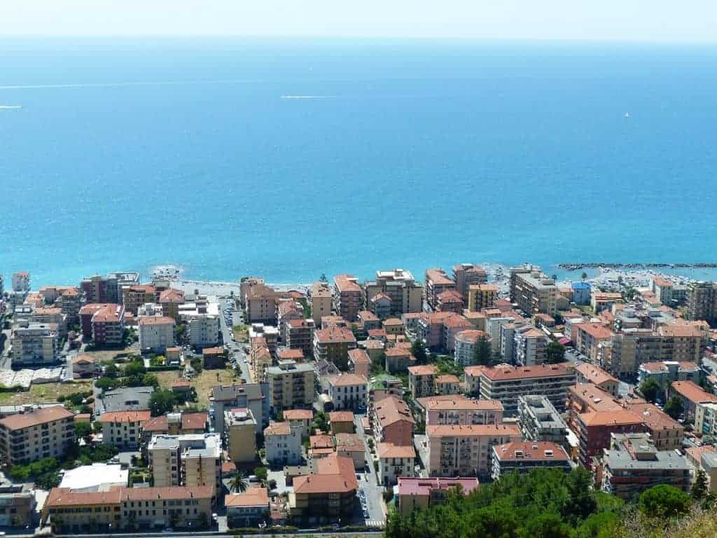 In einem Turm aus dem 16 Jahrhundert übernachten in Imperia Ligurien an der Grenze zu Frankreich In einem Turm aus dem 16 Jahrhundert übernachten in Imperia Ligurien an der Grenze zu Frankreich