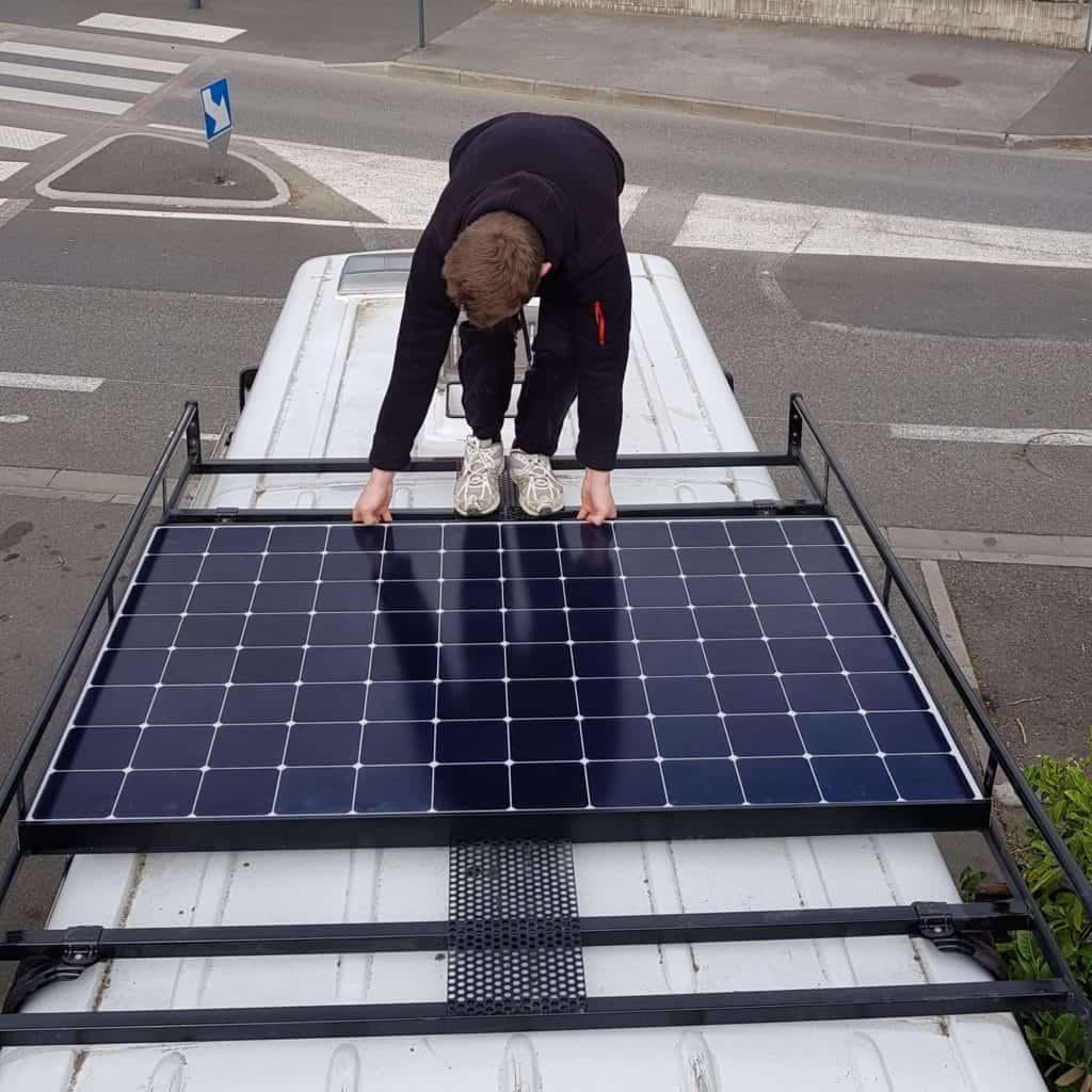 Installation de panneaux solaires sur galerie de toit