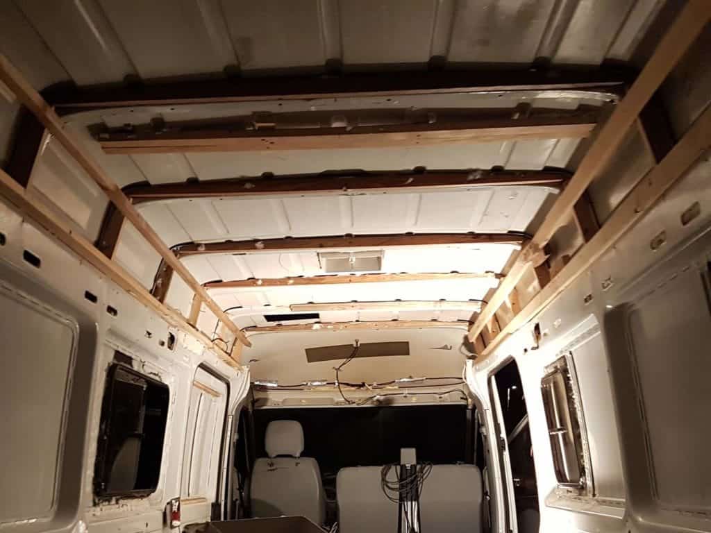 Une manière de fixer les tasseaux au plafond