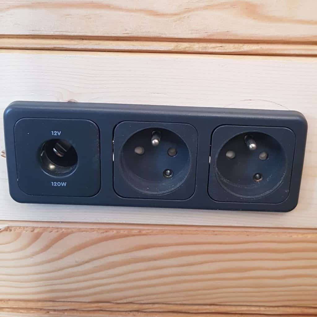 Prise 12V et prises 230v pour fourgon aménagé, van et camping car