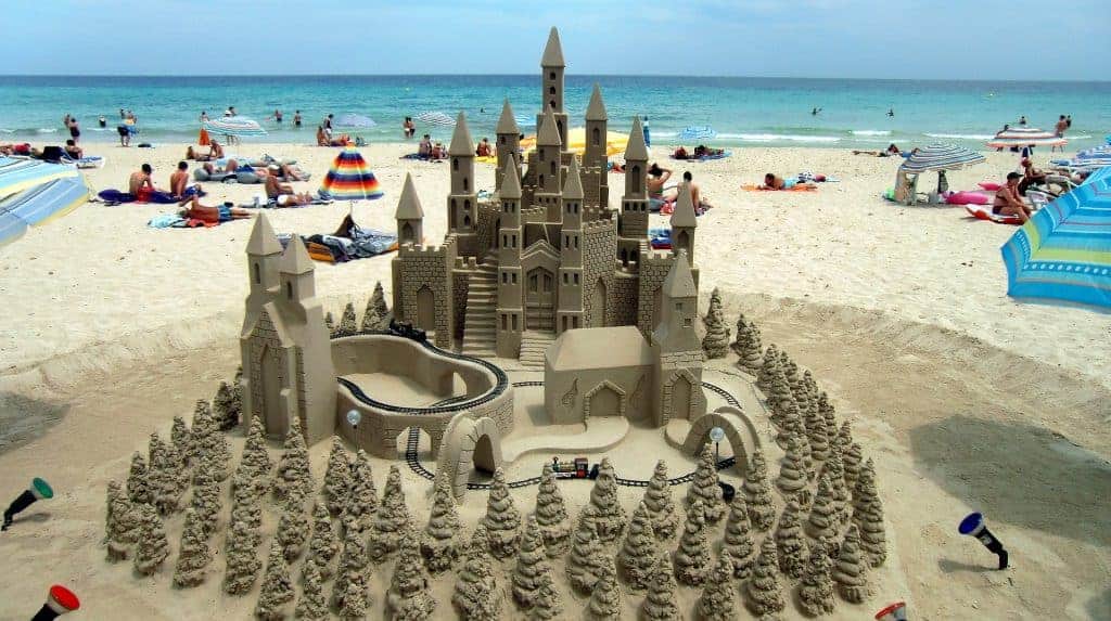 Sandburgen an den Playas sorgen für eine Atemberaubende Kulisse während der Reise Sandburgen an den Playas sorgen für eine Atemberaubende Kulisse während der Reise