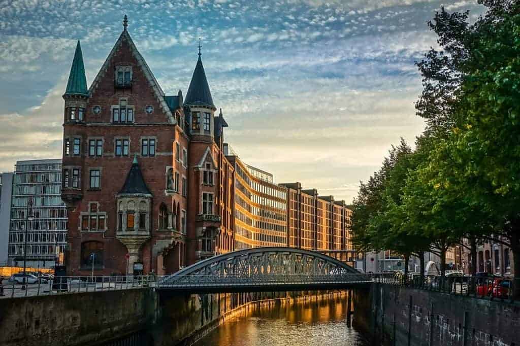 Hamburg für eine Städtereise in die Speicherstadt eignet sich so ein Gutschein extrem, da man an verschiedenen Events extrem viel für ein Hotel in der Hafenstadt zahlt Hamburg für eine Städtereise in die Speicherstadt eignet sich so ein Gutschein extrem, da man an verschiedenen Events extrem viel für ein Hotel in der Hafenstadt zahlt