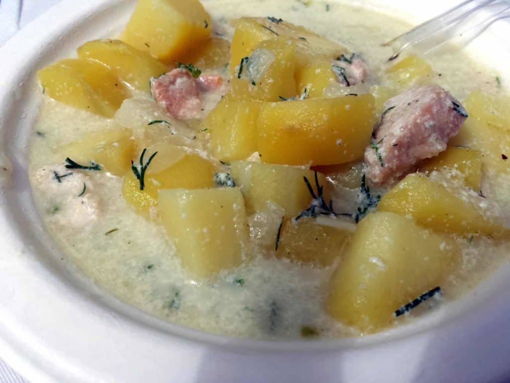 Lohikeitto, finnische Lachssuppe mit Kartoffeln.