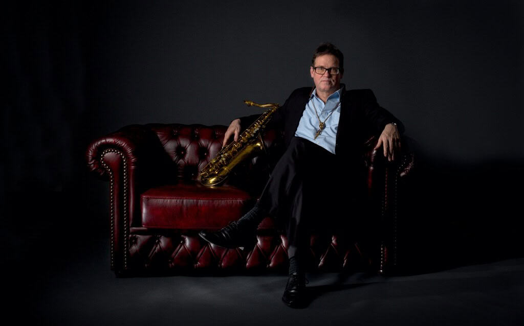 Fotograf Münster - Saxophonist-CHesterfiled-Couch-Fotostudio