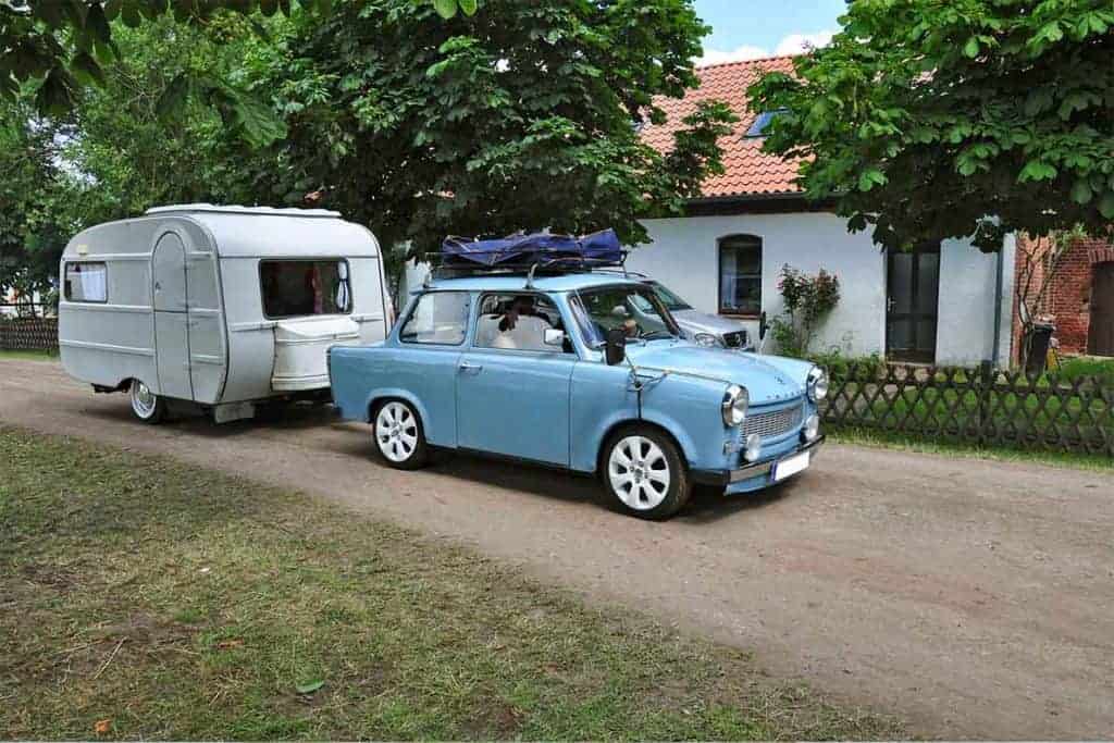 Caravan or Motorhome- which is best for you? This great post will help you decide so you can start planning your road trips! #caravantouring #caravanroadtrips #caravantips #caravantravel