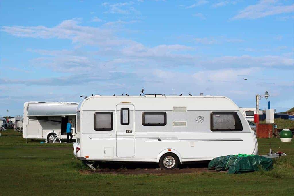 Caravan or Motorhome- which is best for you? This great post will help you decide so you can start planning your road trips! #caravantouring #caravanroadtrips #caravantips #caravantravel