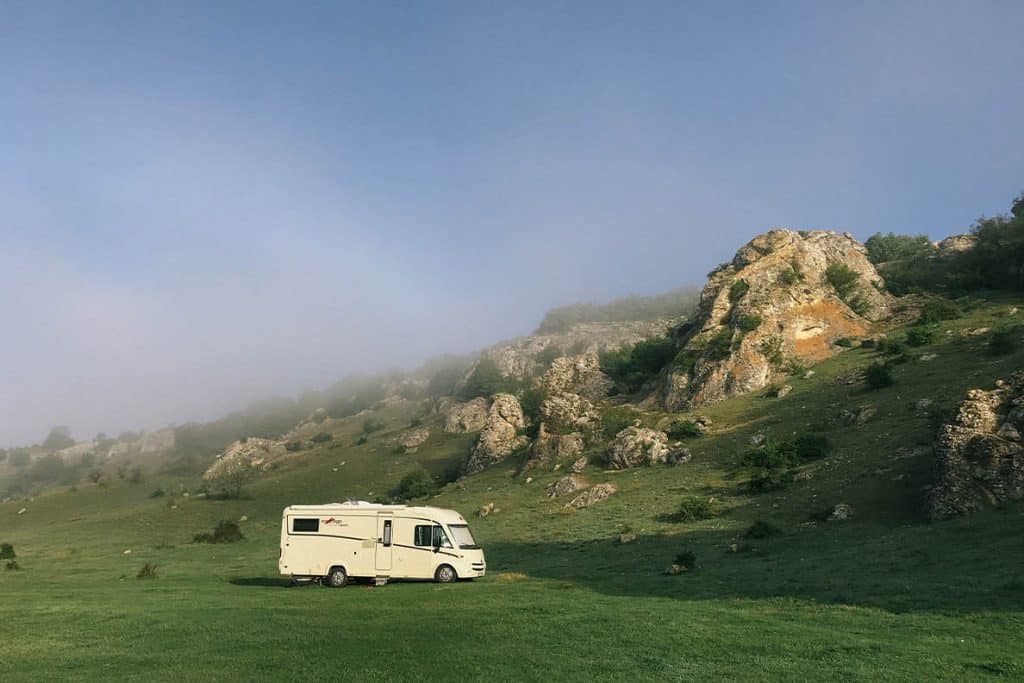 Caravan or Motorhome- which is best for you? This great post will help you decide so you can start planning your road trips! #caravantouring #caravanroadtrips #caravantips #caravantravel