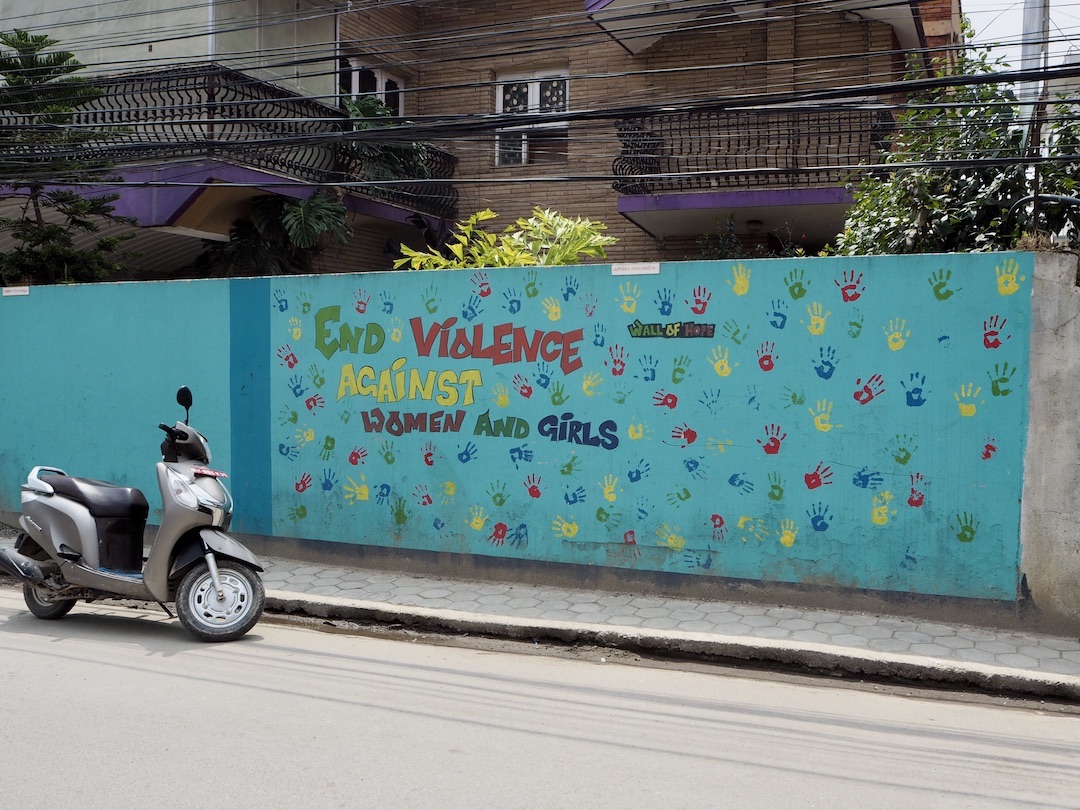 Streetart in Kathmandu: Eine Wall of Hope gegen Gewalt gegen Frauen