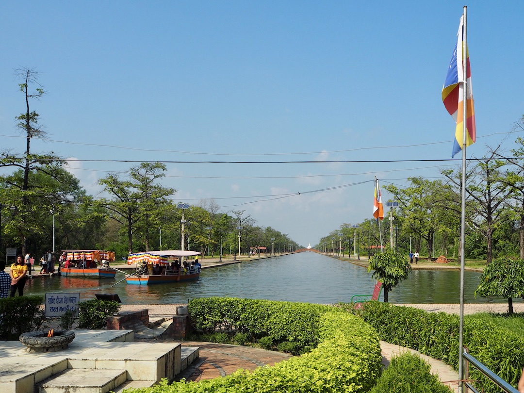 Flamme des ewigen Friedens, Kanal und Friedenspagode in Lumbini, Nepal