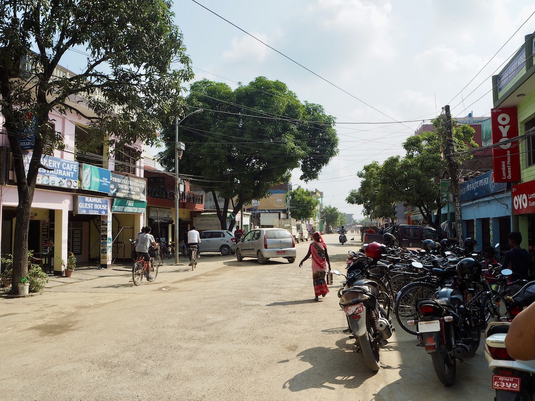 Lumbini Nepal: Strasse mit Hotel