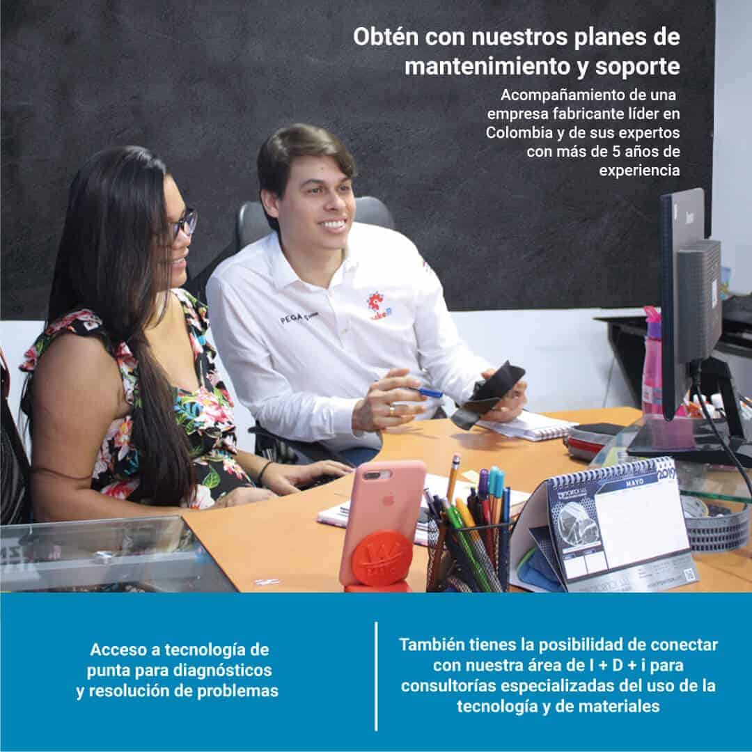 Mujer y hombre sentados en un escritorio mirando una pantalla de computador