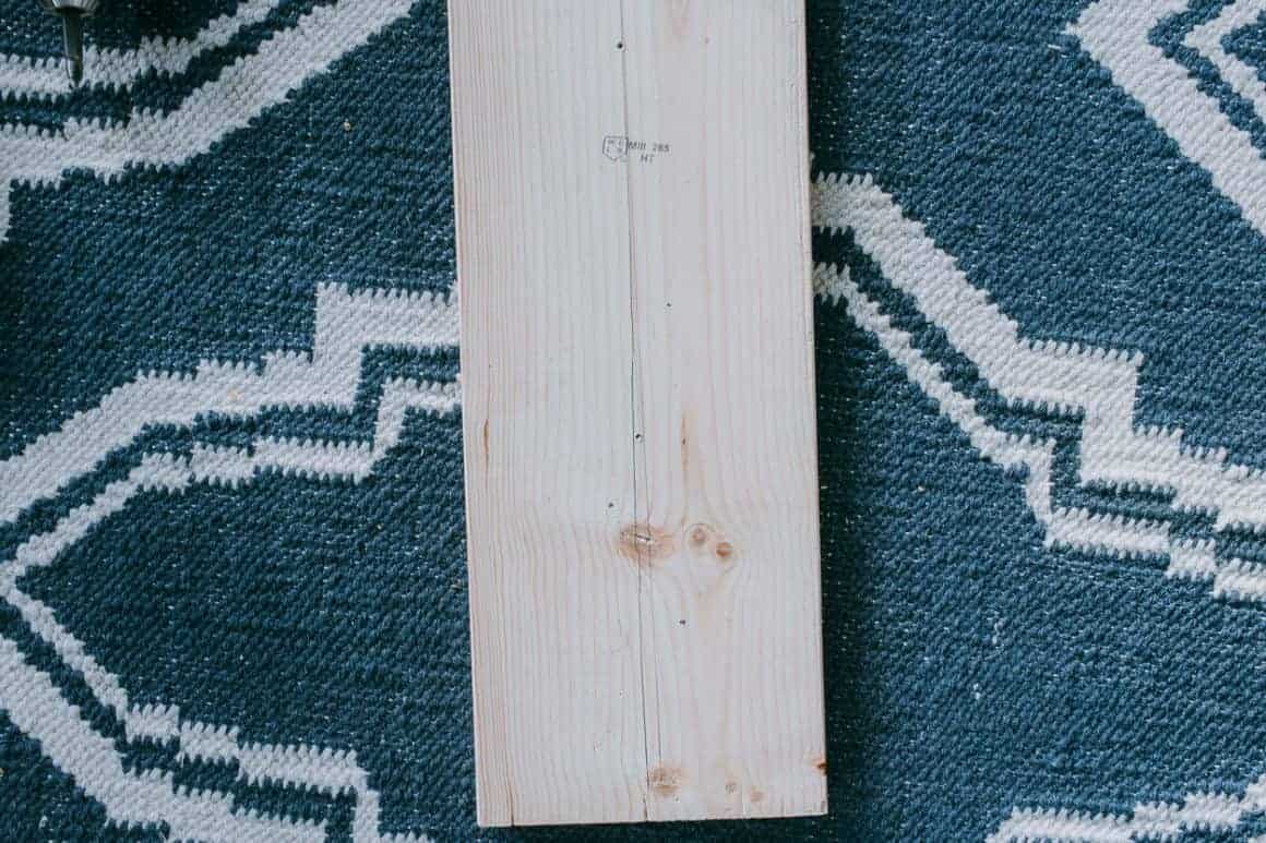 DIY Peg Rail Tutorial - learn how to make a stylish and functional peg rail - no special tools required! #homedecor #diy #diyprojects #homedecorideas #farmhouse