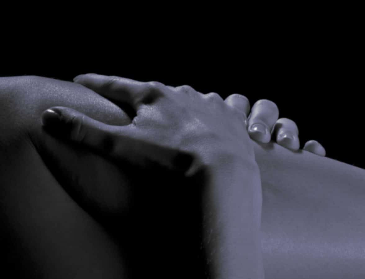 En baisant ma femme dans le noir, son orgasme est aussi fort qu'avec un inconnu